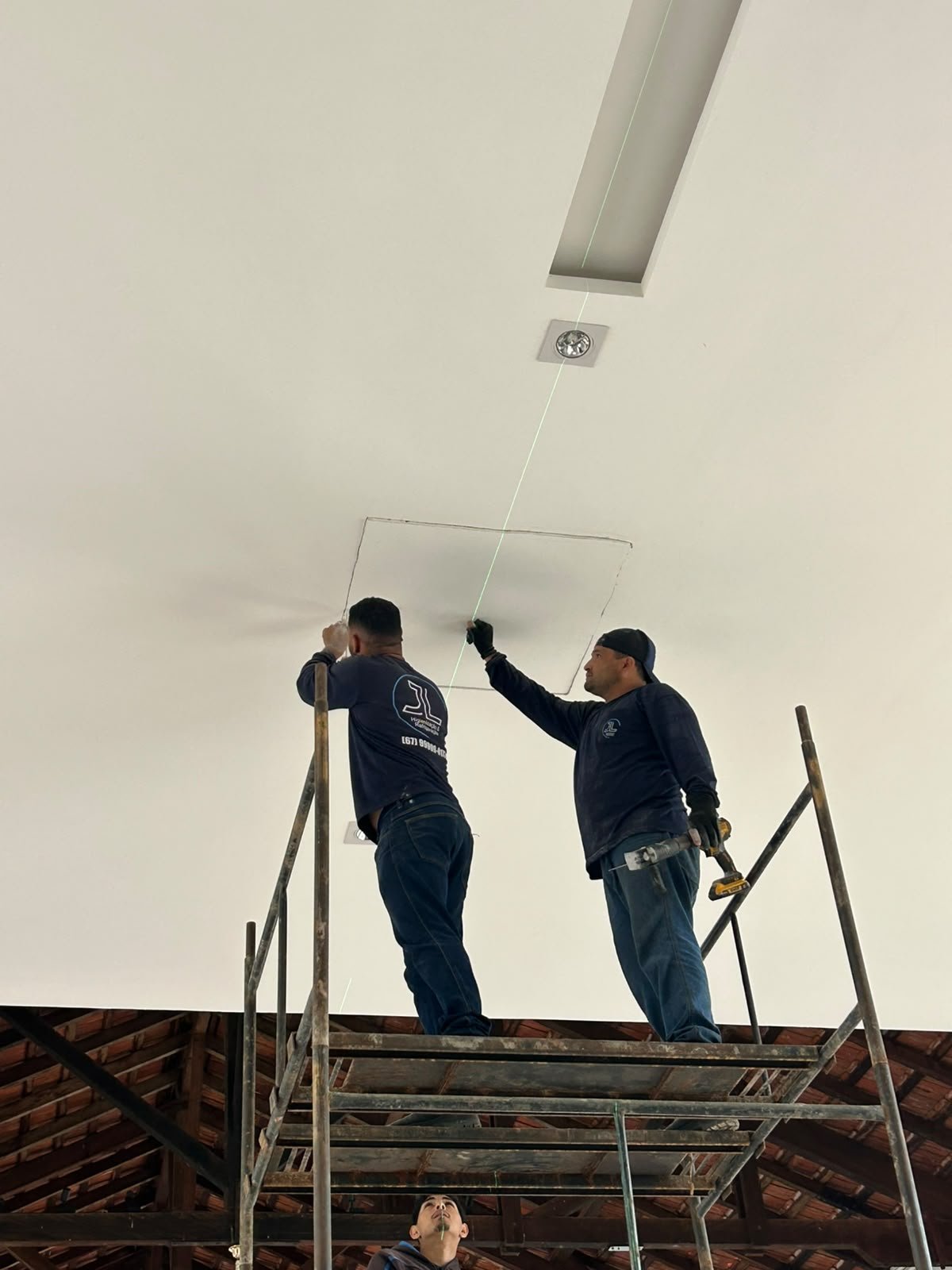 Equipe da JL trabalhando em instalação de climatização em ambiente amplo
