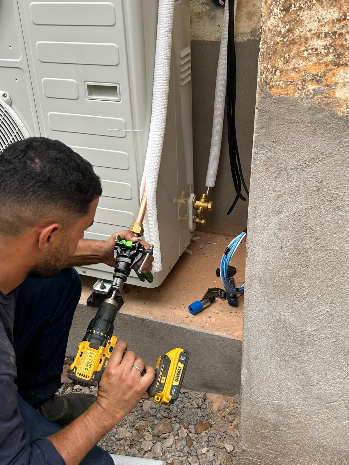 Técnico realizando manutenção na unidade condensadora de ar-condicionado