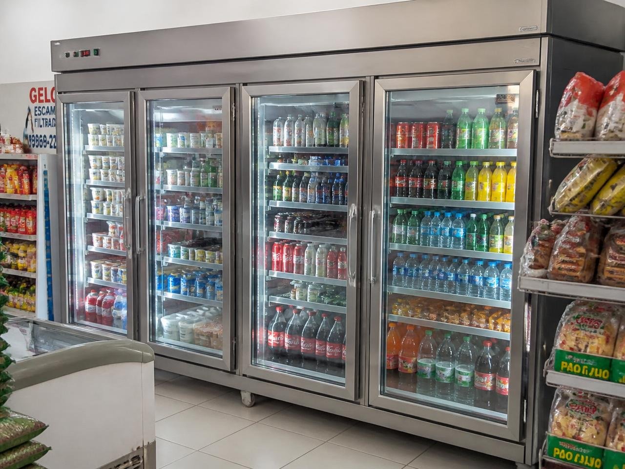 Refrigeração comercial: expositores refrigerados em estabelecimento comercial